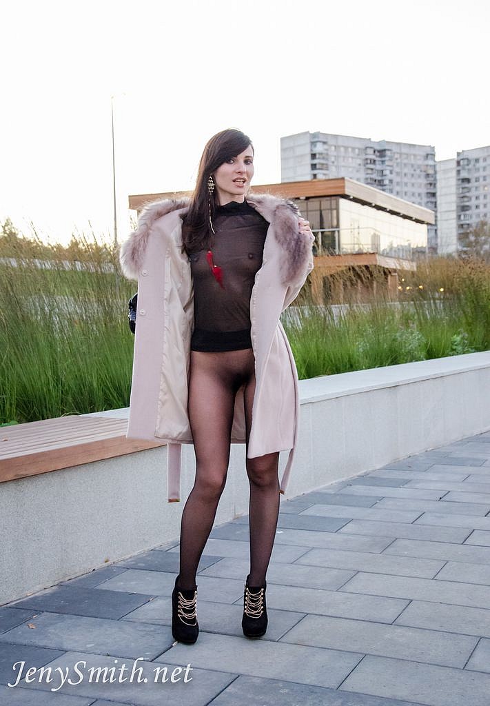 Jeny opened her cloak to showing off in her black seamless pantyhose outdoor