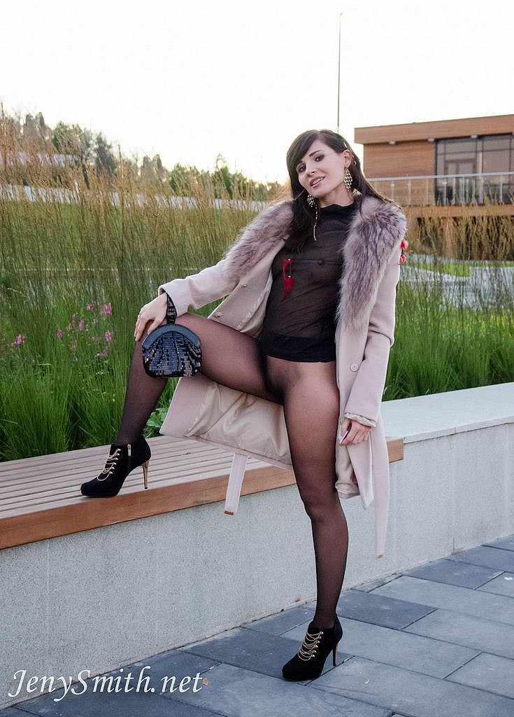 Jeny opened her cloak to showing off in her black seamless pantyhose outdoor