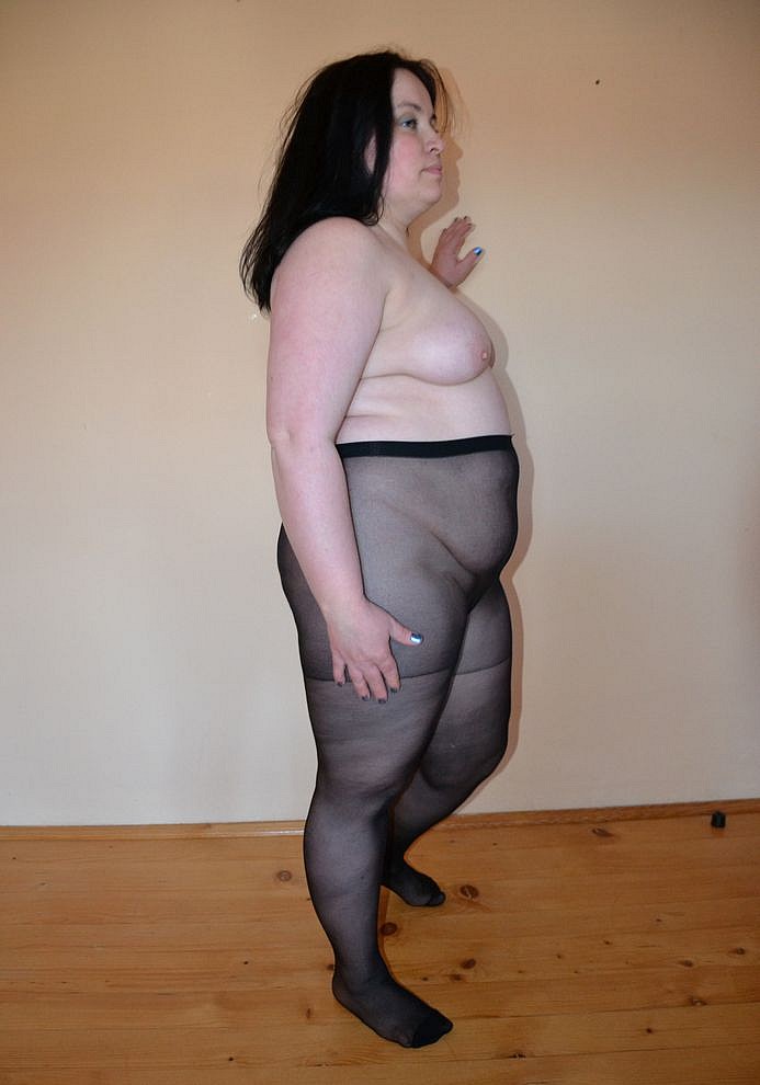 Amateur fat woman dressed in black pantyhose only