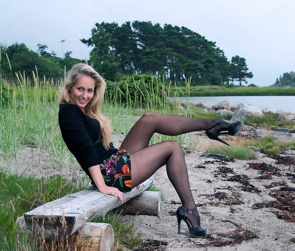 Amateur women flashes their pantyhose in public