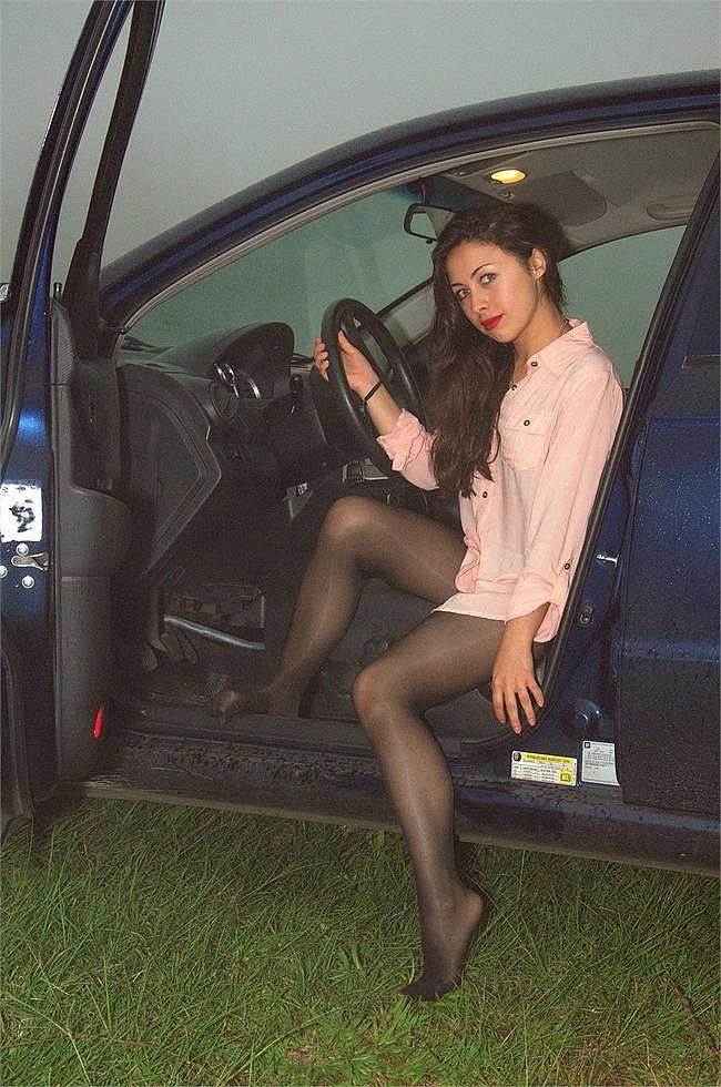 Candid pics of girl in pantyhose outdoors