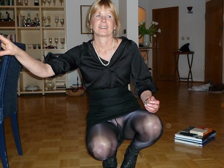 Mature amateur spreads her legs in pantyhose