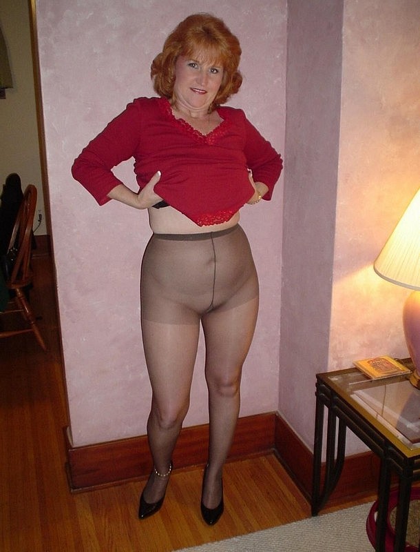 Mature amateur spreads her legs in pantyhose